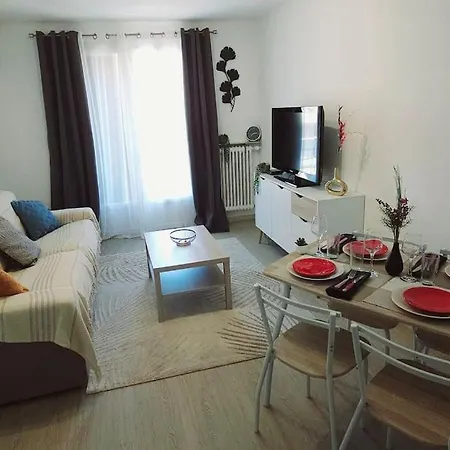 Trois Pieces Au Coeur D'antibes ! Proche Et Parking A Disposition * أنتيب