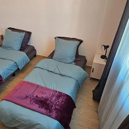 Trois Pieces Au Coeur D'antibes ! Proche Et Parking A Disposition *