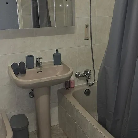 Trois Pieces Au Coeur D'antibes ! Proche Et Parking A Disposition * أنتيب