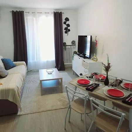 Trois Pieces Au Coeur D'antibes ! Proche Et Parking A Disposition *