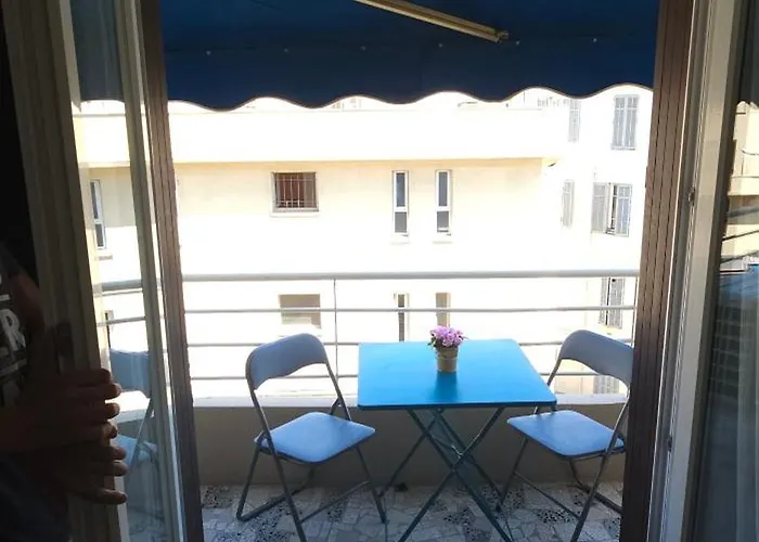 Trois Pieces Au Coeur D'antibes ! Proche Et Parking A Disposition Lejlighed