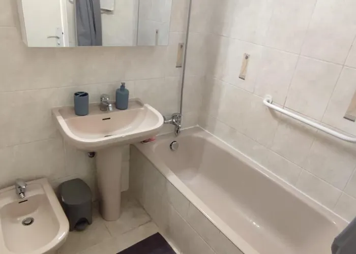 Trois Pieces Au Coeur D'antibes ! Proche Et Parking A Disposition *